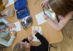 Dzieci rysują receptę na pozytywne myślenie.